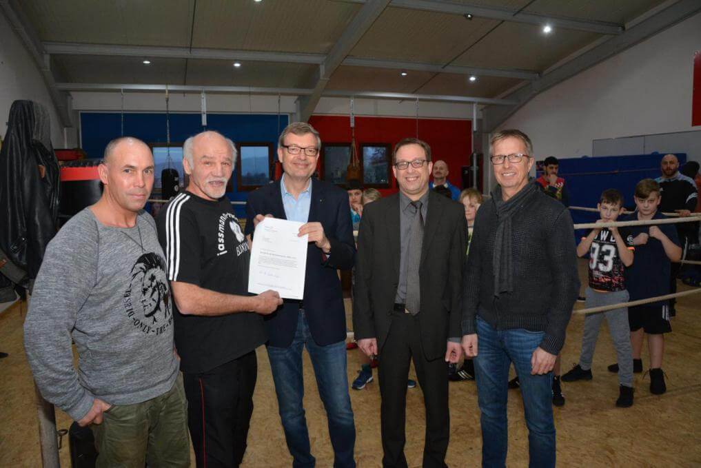 Der Rotary-Club Korbach überreicht der Boxabteilung des TSV Korbach eine Spende